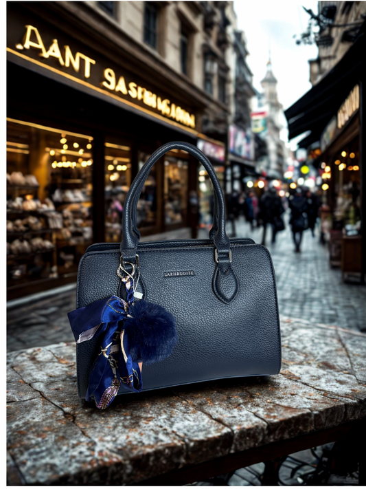 Damenhandtasche aus veganem Leder  mit Bag Charm, abnehmbarem Schulterriemen & Umhängefunktion